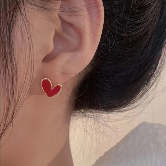 🔥 Clearance 🔥 Red Mini Heart Shaped Stud Earrings - Picture 2 of 3